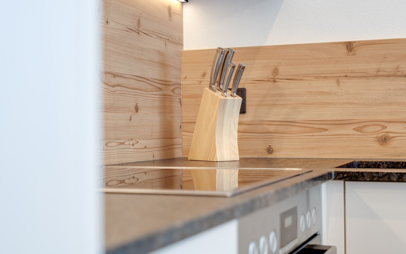 Küchendetail mit Holzrückwand in der Ferienwohnung Kieserl