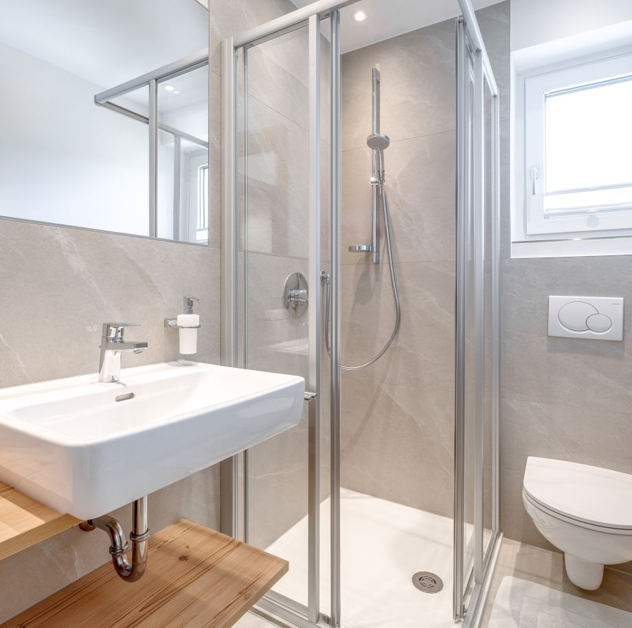 Modernes Badezimmer mit Dusche in einer Ferienwohnung des Tobhartbauers