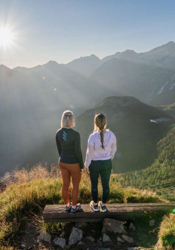 Paar genießt den Ausblick auf die Bergwelt des Gasteinertals