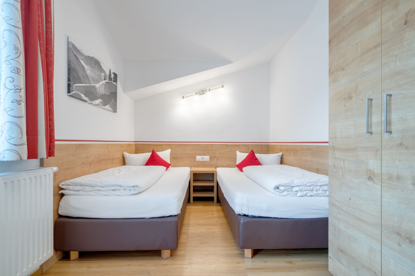 Schlafzimmer mit zwei Einzelbetten in der Ferienwohnung Drei Waller