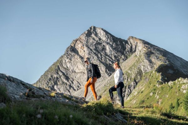 Zwei Frauen beim Wandern vor markanter Bergkulisse im Gasteinertal