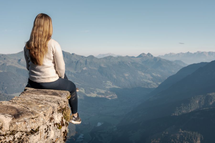 Frau genießt den Ausblick auf die Bergwelt des Gasteinertals