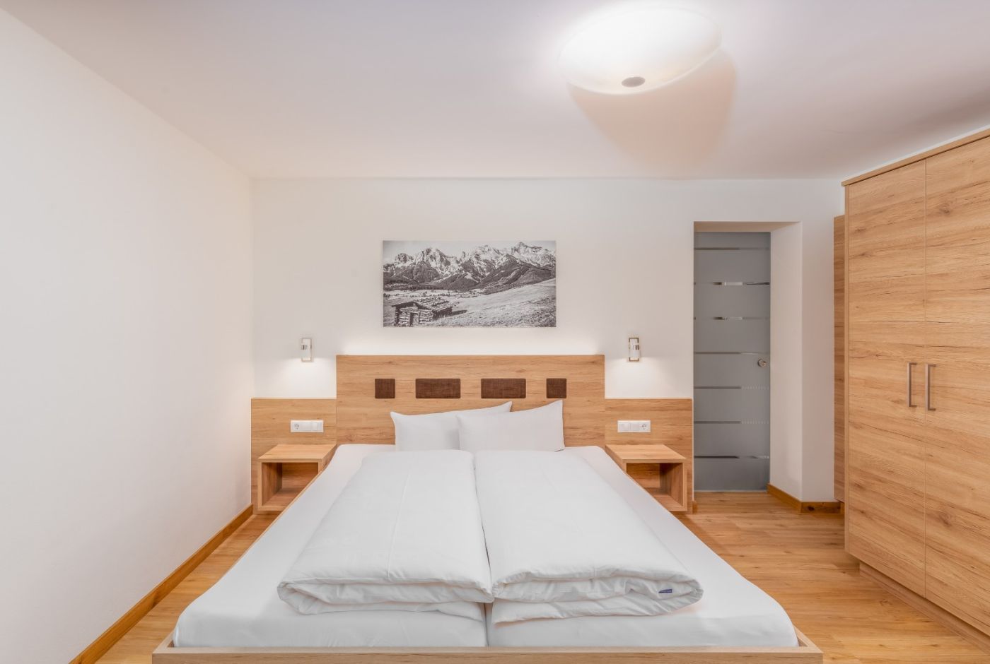 Schlafzimmer mit Doppelbett in der Ferienwohnung Bernkogel