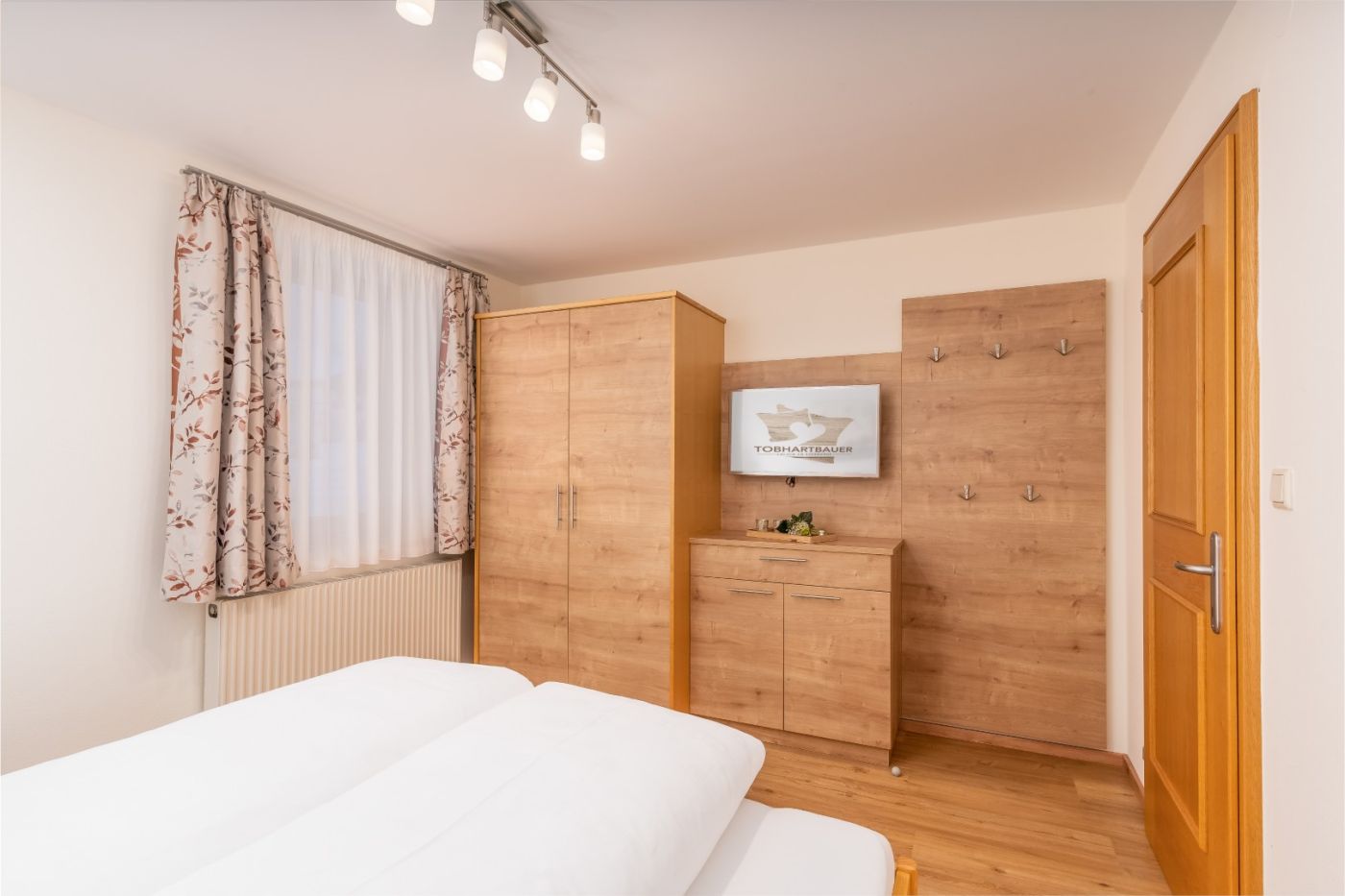 Schlafzimmer mit Schrank in der Ferienwohnung Paarseen