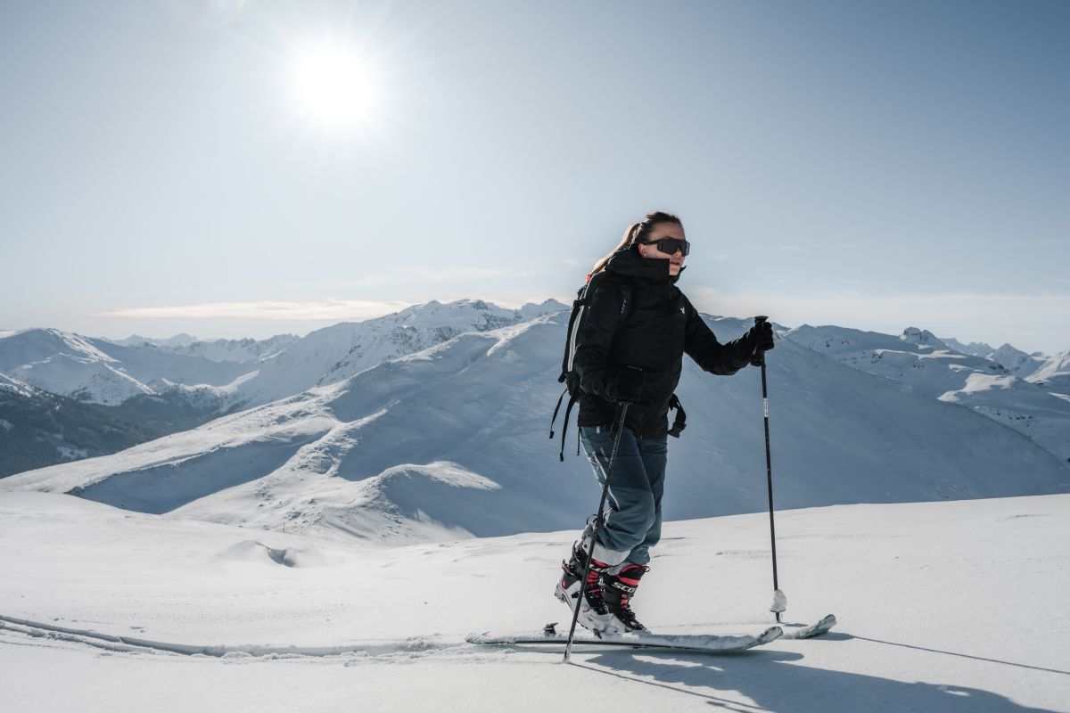 Skitourengeherin beim Aufstieg in verschneiter Berglandschaft im Gasteinertal
