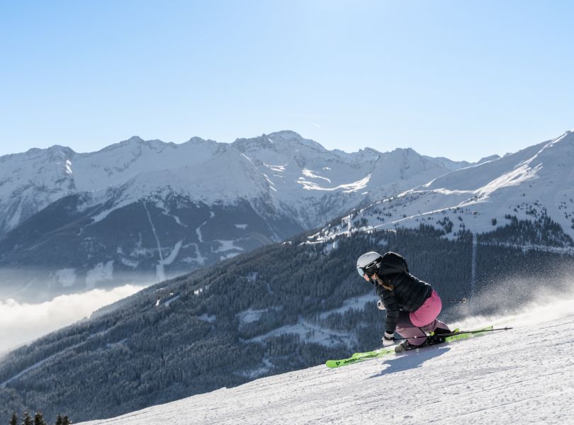 Skifahrerin auf einer Piste im Skigebiet Gastein