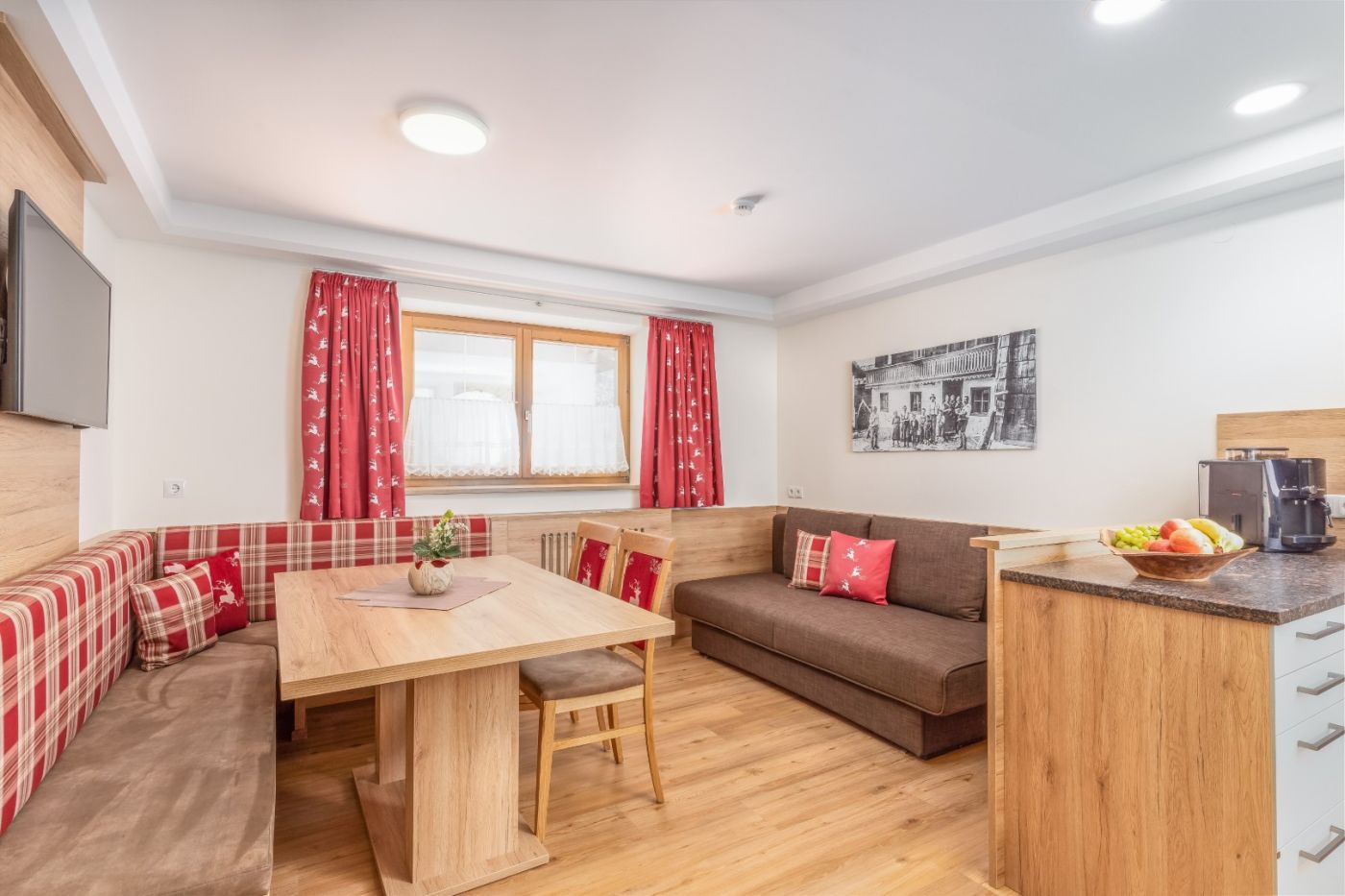 Wohnküche mit Eckbank in der Ferienwohnung Bernkogel