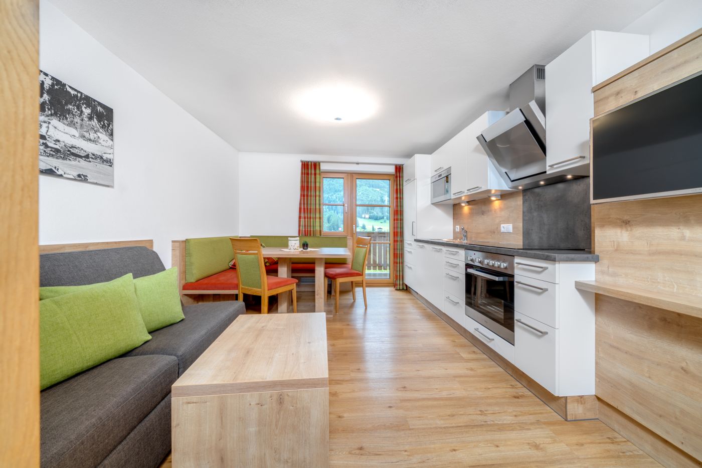 Wohnküche mit Sofa in der Ferienwohnung Drei Waller