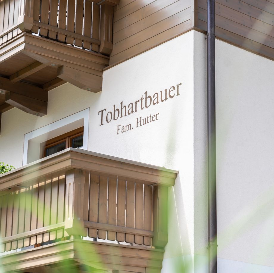 Balkon mit Schriftzug Tobhartbauer Familie Hutter