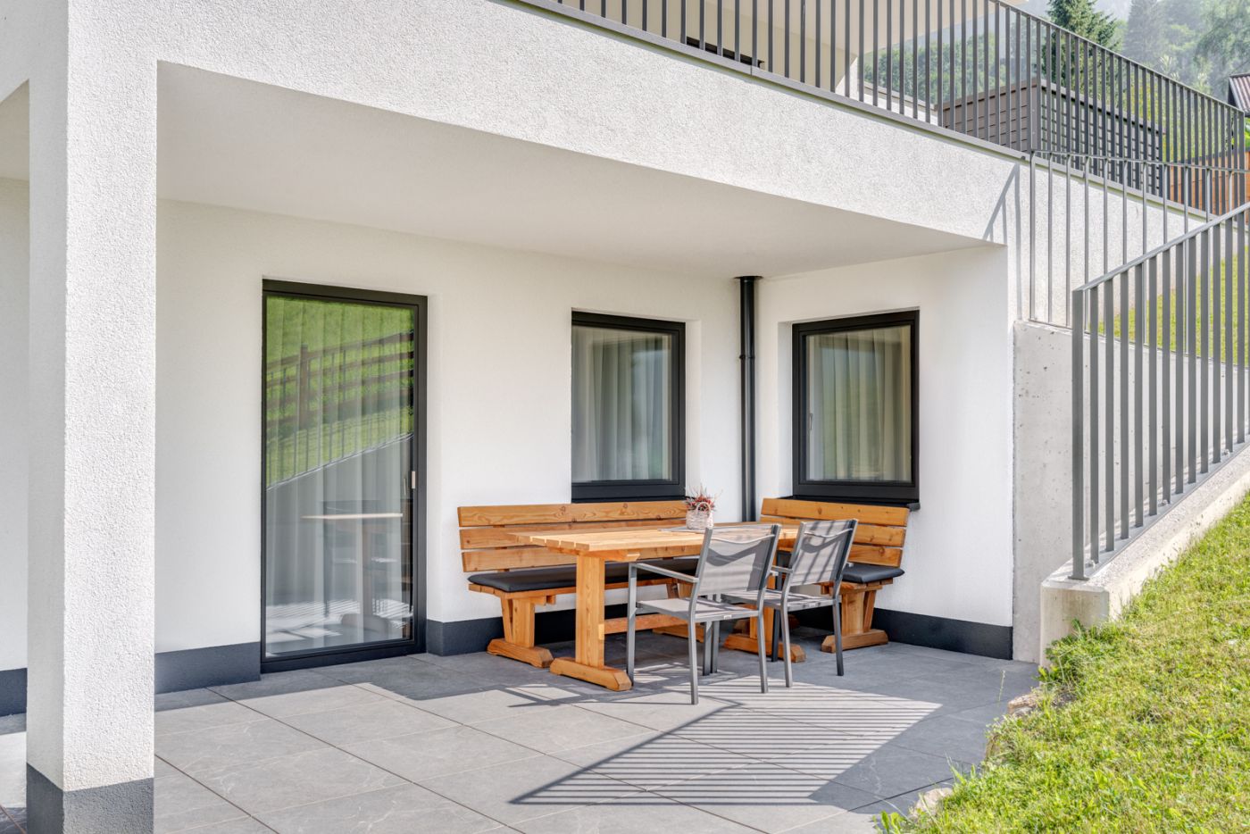 Terrasse mit Sitzplatz an der Ferienwohnung Gasteinblick