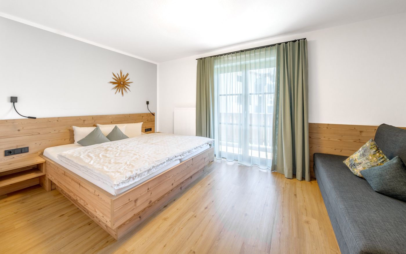 Schlafzimmer mit Doppelbett in der Ferienwohnung Kieserl