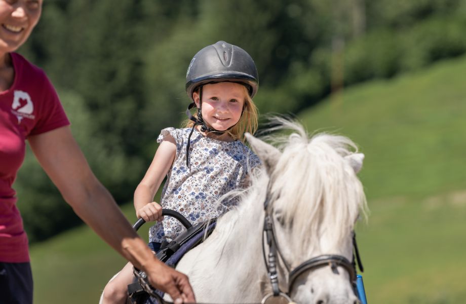 Kind beim geführten Ponyreiten am Tobhartbauer in Dorfgastein