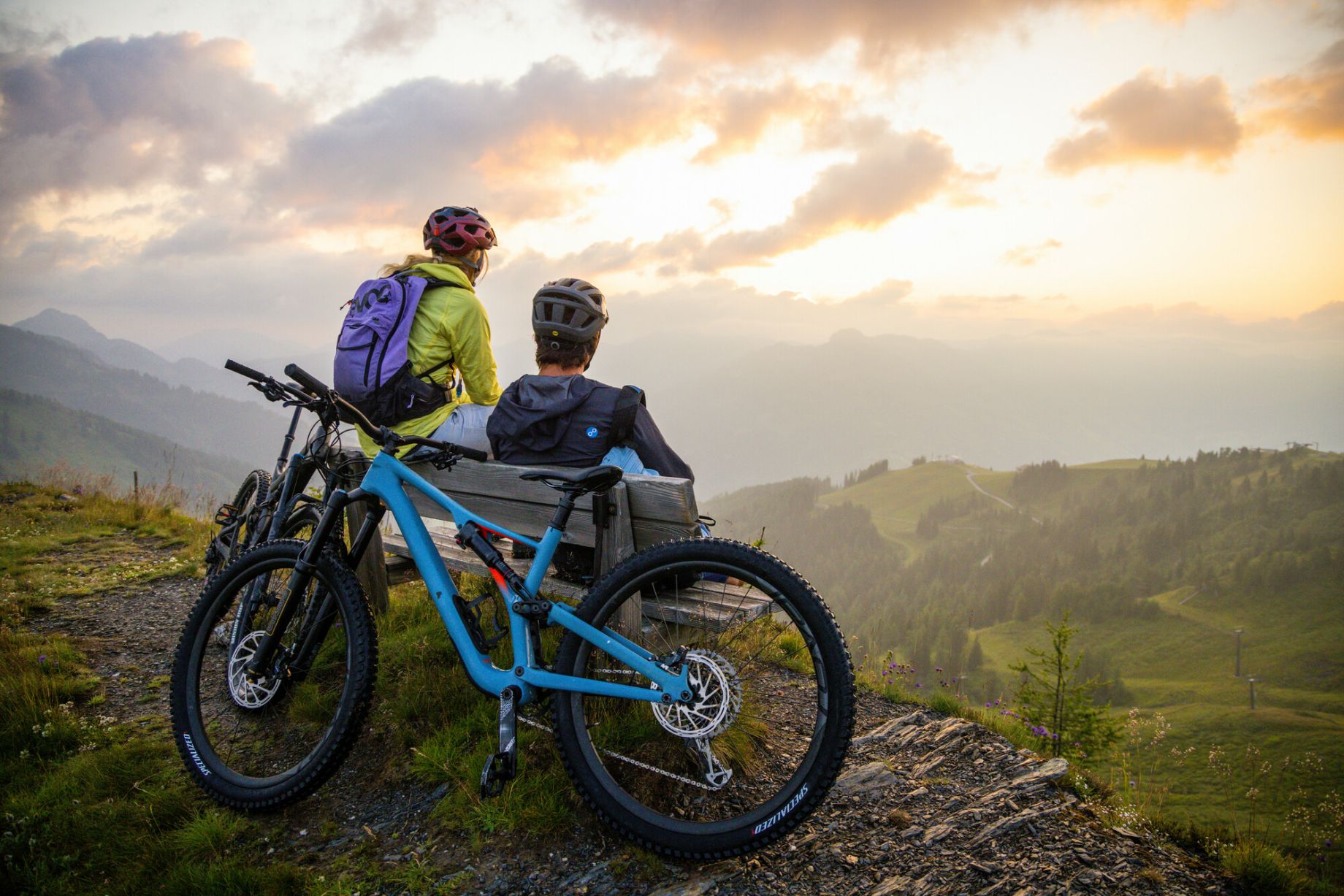 Zwei Mountainbiker genießen den Sonnenuntergang in den Bergen