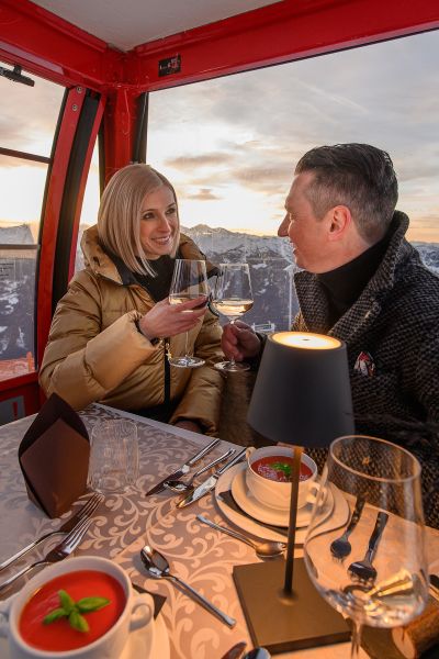 Paar genießt ein Abendessen in einer Gondel in Dorfgastein