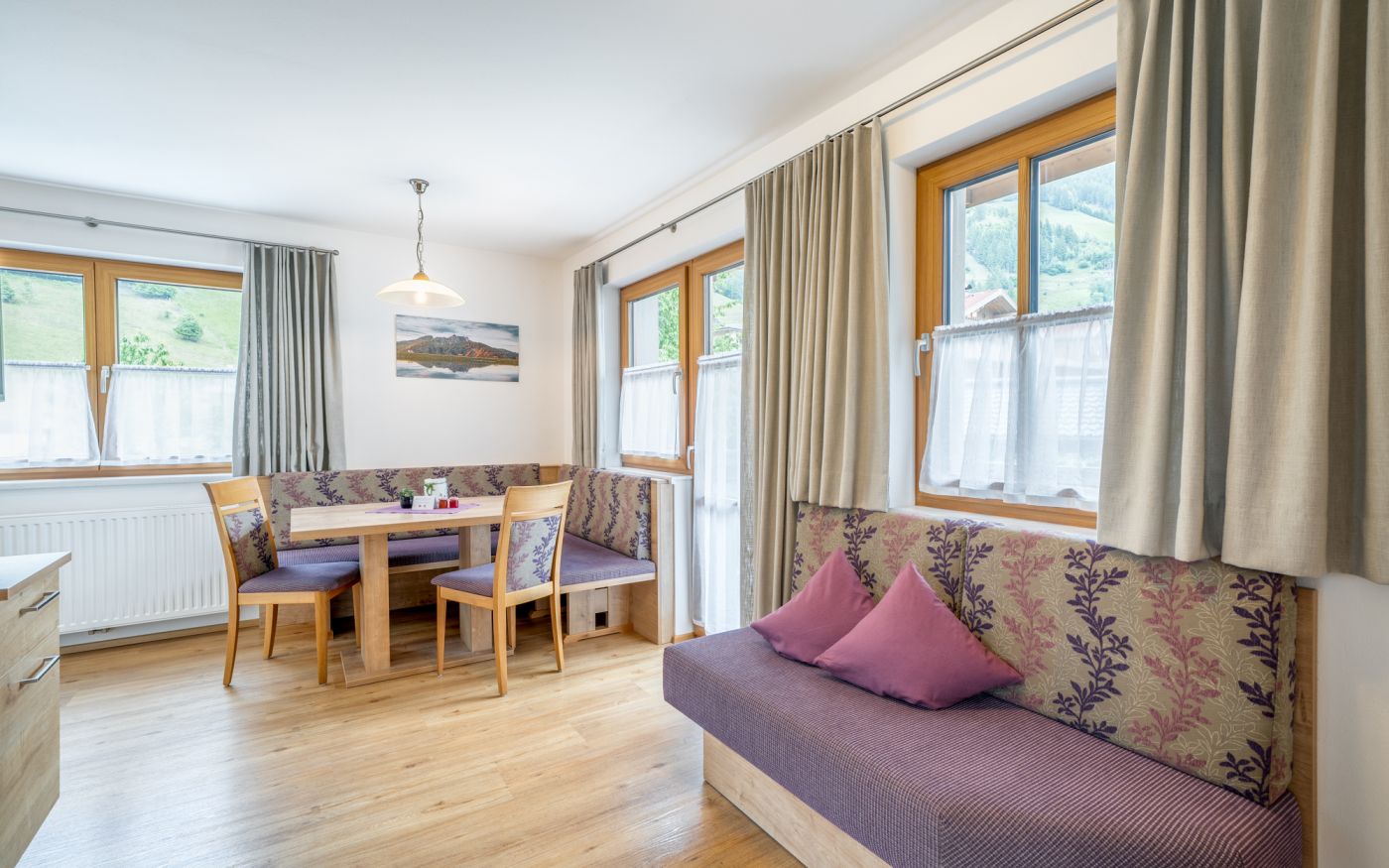 Wohn- und Essbereich mit Sofa in der Ferienwohnung Schuhflicker