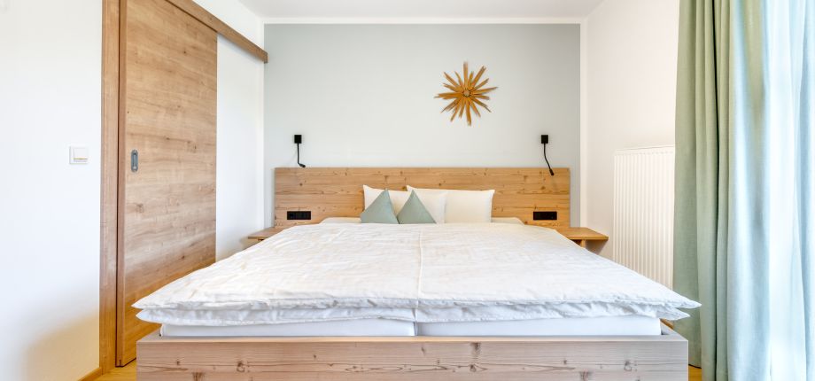 Schlafzimmer mit Doppelbett in einer Ferienwohnung des Tobhartbauers