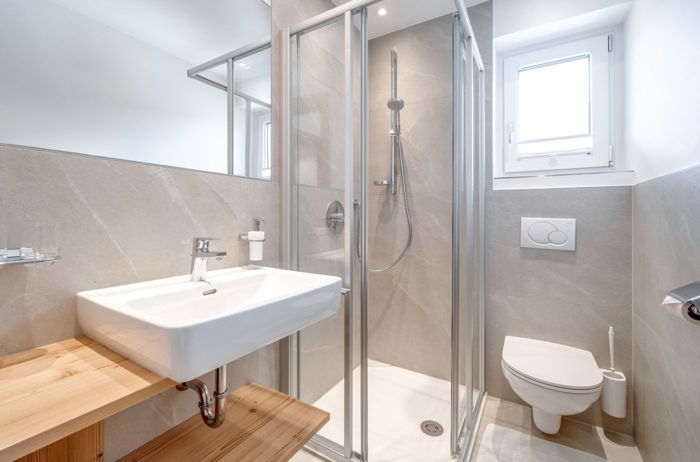 Badezimmer mit Dusche in der Ferienwohnung Luxkogel