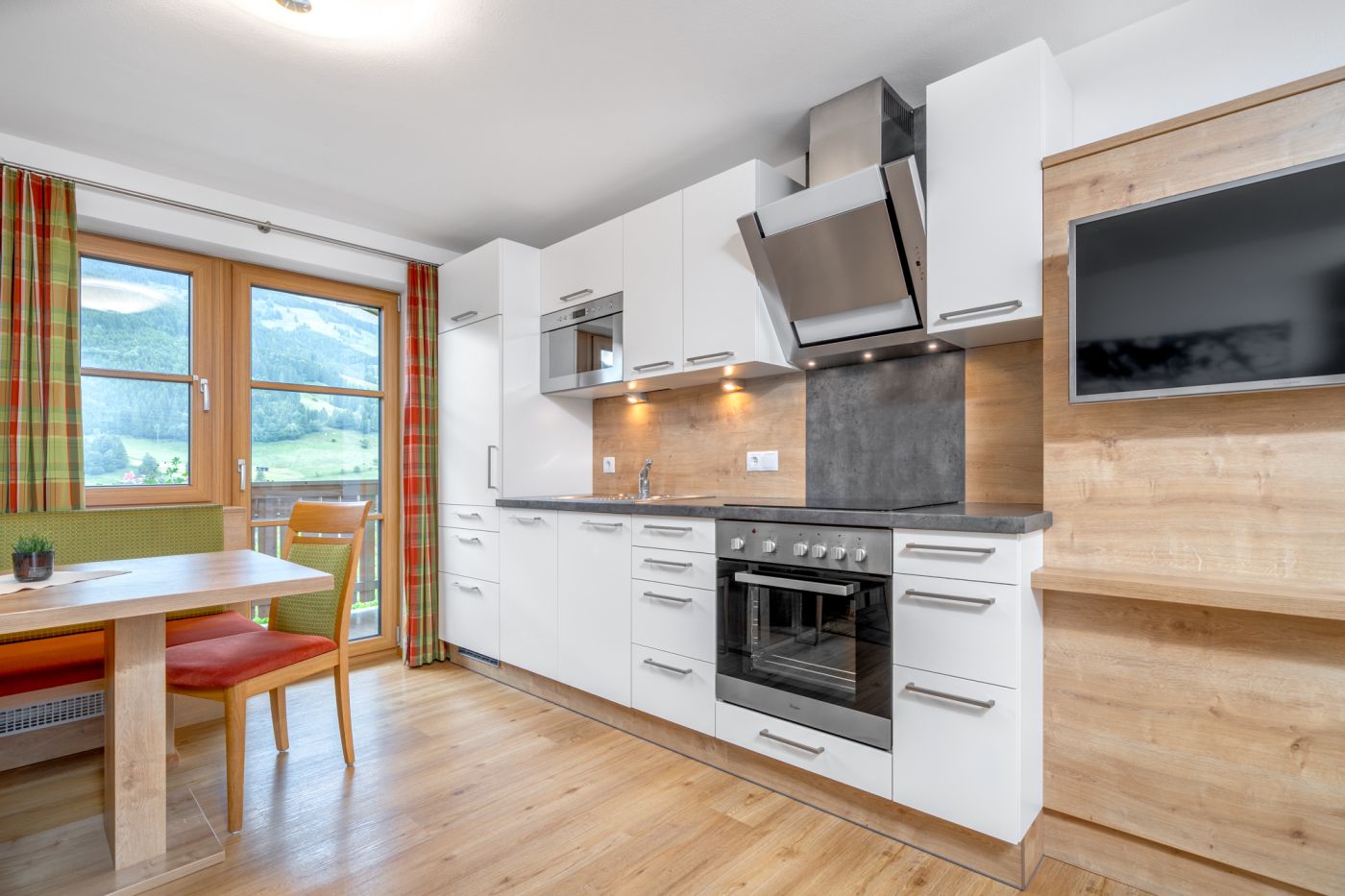 Küche mit Essplatz in der Ferienwohnung Drei Waller