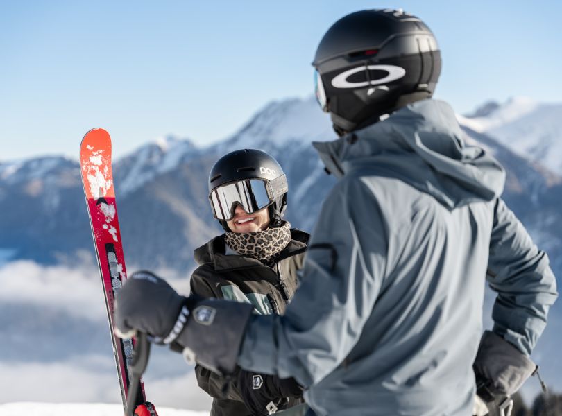 Zwei Skifahrerinnen im Skigebiet Gastein