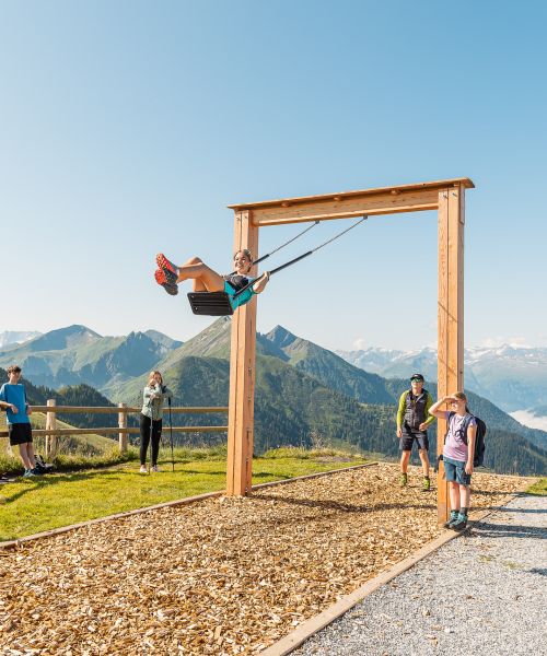 Riesenschaukel mit Bergpanorama in Dorfgastein