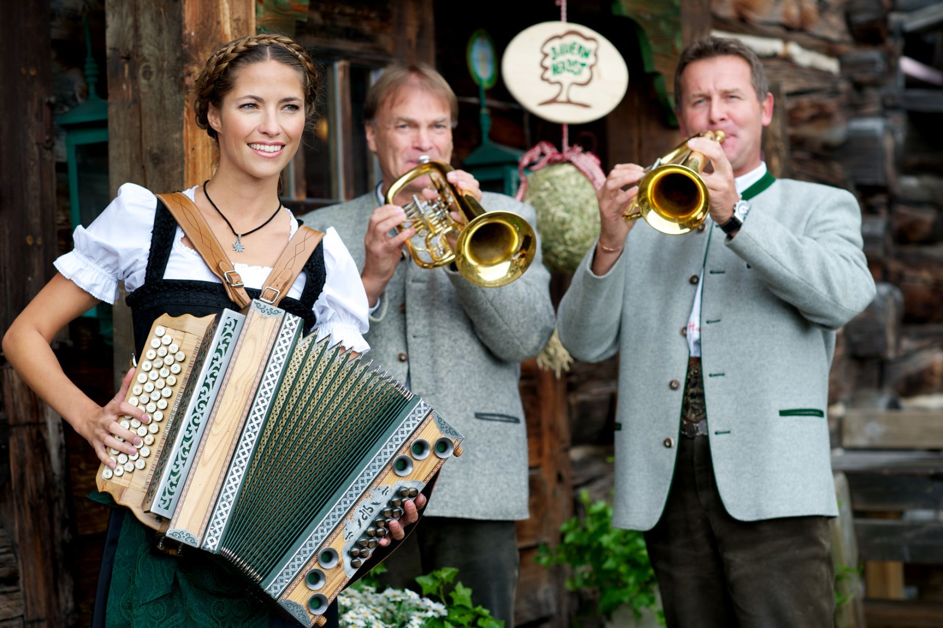 Musikgruppe mit Akkordeon und Trompeten beim Salzburger Bauernherbst