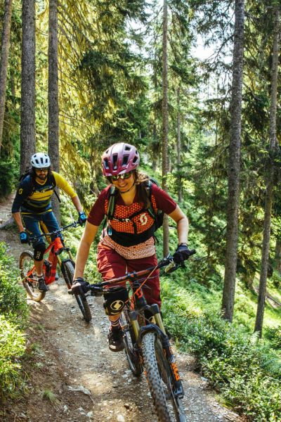Mountainbikerin mit Blick auf die Bergwelt des Gasteinertals